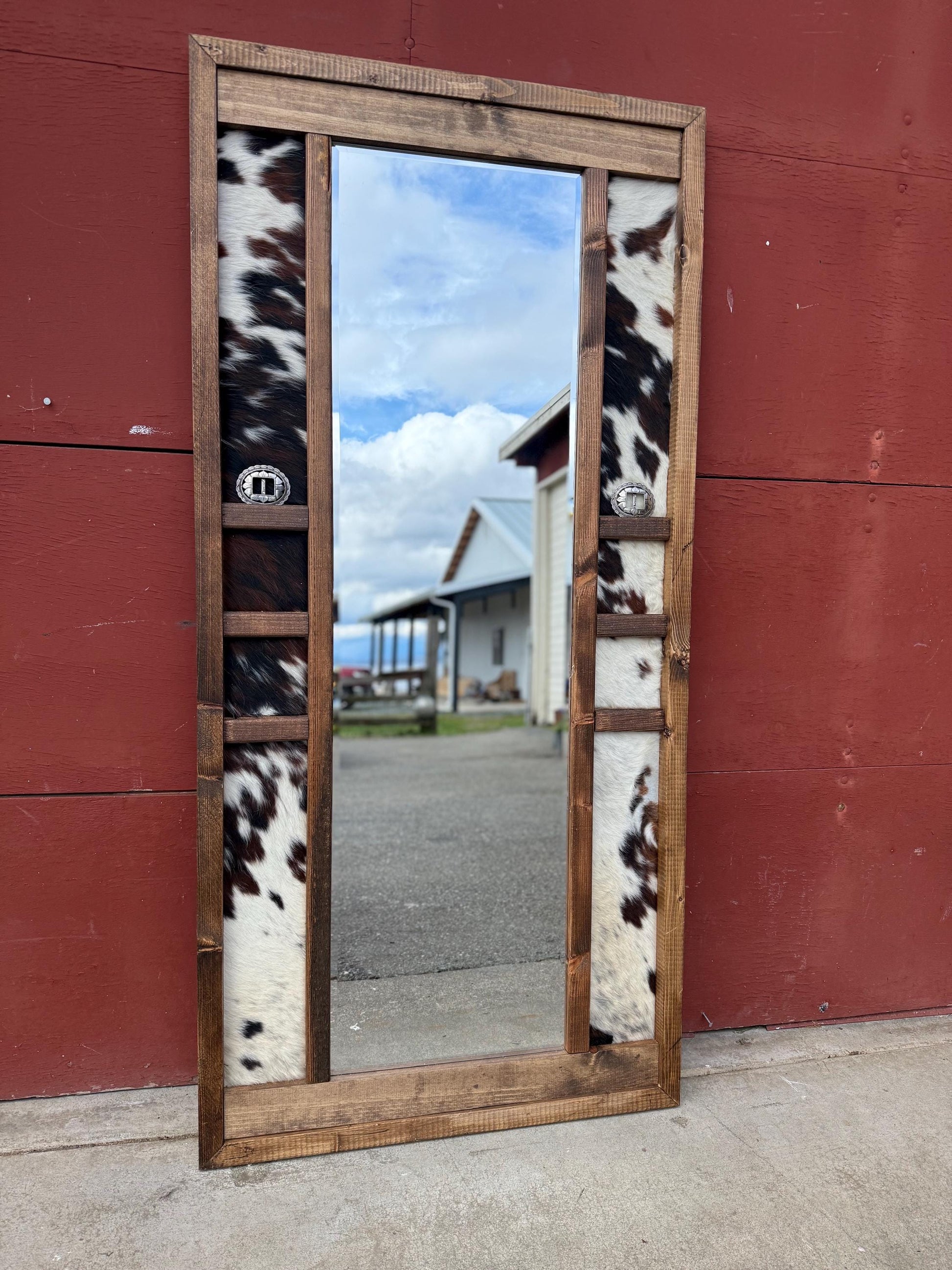 Buckle display mirror